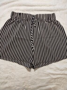 🍁5/$20 Bundle 🍁Vibe Black and White Striped Shorts with Elastic Waist